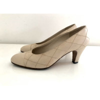 Chanel Pumps/Peeptoes en Cuir en Beige