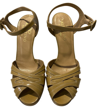 Valentino Garavani Sandals Patent leather in Beige