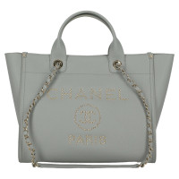 Chanel Deauville Studded Logo Tote aus Leder in Grau