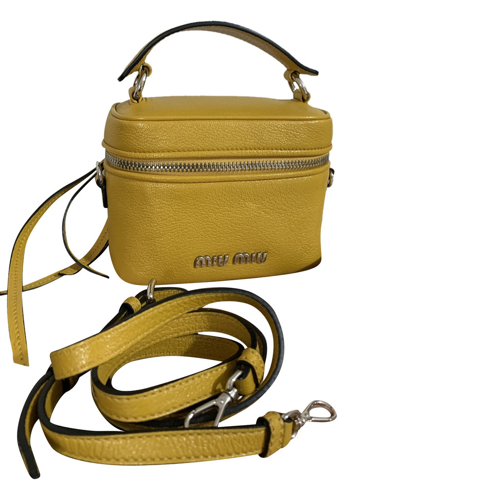 Miu Miu Handtasche aus Leder in Gelb