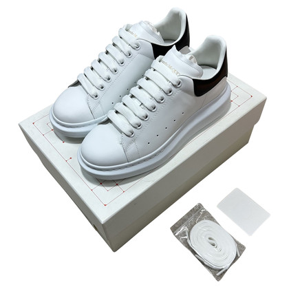 Alexander McQueen Schnürschuhe aus Leder in Weiß