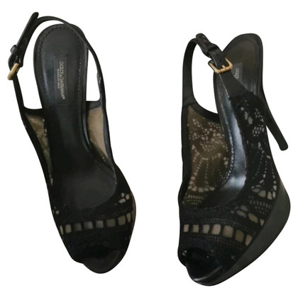 Dolce & Gabbana Sandalen aus Lackleder in Schwarz