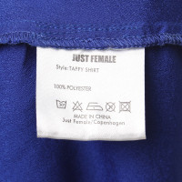 Andere Marke Just Female - Bluse in Royalblau