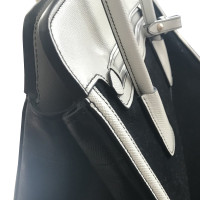 Prada Handtasche aus Leder in Schwarz