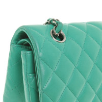 Chanel Classic Flap Bag Small aus Leder in Grün