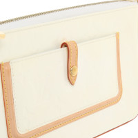 Louis Vuitton Clutch aus Lackleder in Creme