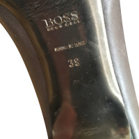Hugo Boss Pumps/Peeptoes aus Lackleder in Grau