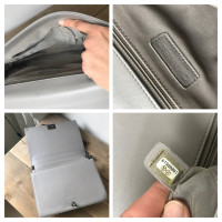 Chanel Boy Bag aus Leder in Grau