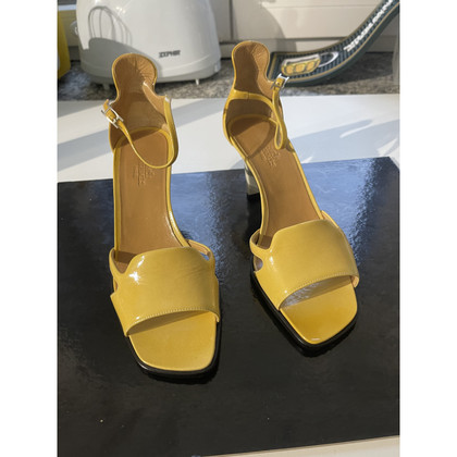 Hermès Sandalen aus Leder in Gelb