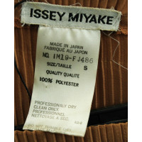 Issey Miyake Oberteil in Braun