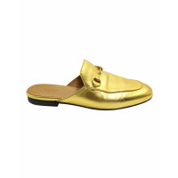 Gucci Sandalen aus Leder in Gold