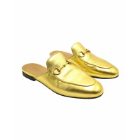 Gucci Sandalen aus Leder in Gold