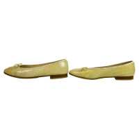 Chanel Slipper/Ballerinas aus Lackleder in Gelb