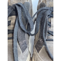 Brunello Cucinelli Sneakers aus Wildleder in Grau