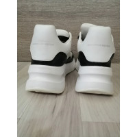Alexander McQueen Sneakers aus Leder in Weiß