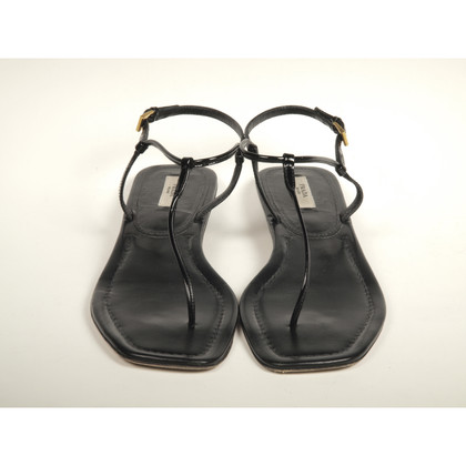 Prada Sandalen aus Lackleder in Schwarz