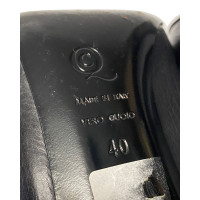 Alexander McQueen Stiefel aus Leder in Schwarz
