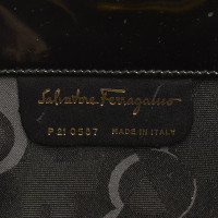 Salvatore Ferragamo Umhängetasche aus Lackleder in Schwarz