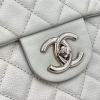 Chanel Classic Flap Bag Jumbo aus Leder in Grau