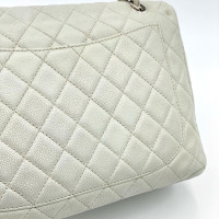 Chanel Classic Flap Bag Jumbo aus Leder in Grau