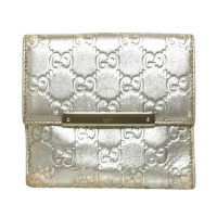 Gucci Täschchen/Portemonnaie aus Leder in Silbern
