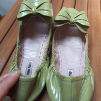 Miu Miu Slippers/Ballerina's Lakleer in Groen