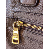 Prada Handtasche aus Leder in Grau