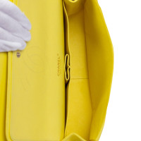 Chanel Classic Flap Bag Jumbo aus Leder in Gelb