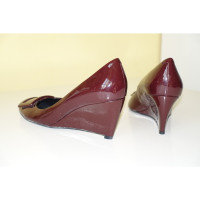 Roger Vivier Pumps/Peeptoes en Cuir verni en Bordeaux