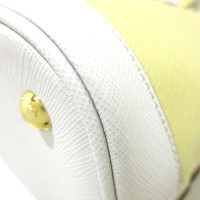 Prada Handtasche aus Leder in Gelb