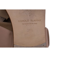 Manolo Blahnik Sandalen aus Leder in Beige