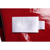 Solace London Jacke/Mantel aus Lackleder in Rot