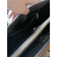 Moschino Love Handtasche in Grau