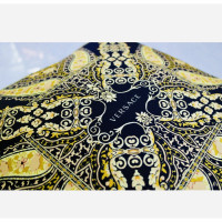 Versace Reisetasche aus Seide in Gold