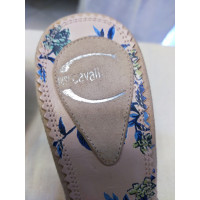 Just Cavalli Sandalen aus Wildleder in Creme