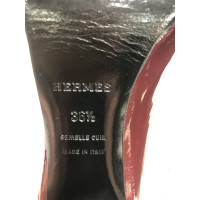 Hermès Pumps/Peeptoes aus Lackleder in Bordeaux