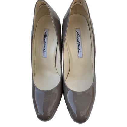 Brian Atwood Pumps/Peeptoes aus Lackleder in Taupe