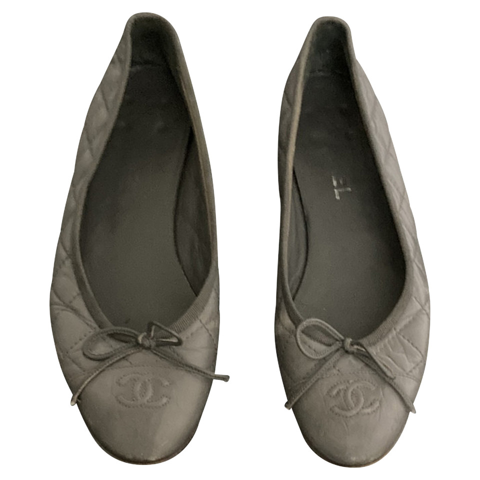 Chanel Slipper/Ballerinas aus Leder in Grau