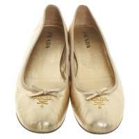 Prada Slippers/Ballerina's Leer in Goud