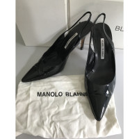 Manolo Blahnik Pumps/Peeptoes aus Lackleder in Schwarz