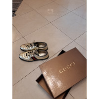 Gucci Chaussures de sport en Cuir en Doré