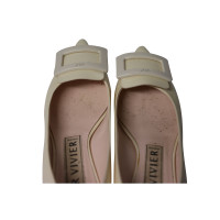 Roger Vivier Slippers/Ballerina's Lakleer in Wit