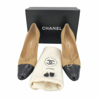 Chanel Pumps/Peeptoes aus Leder in Weiß
