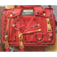 Moschino Umhängetasche aus Leder in Rot
