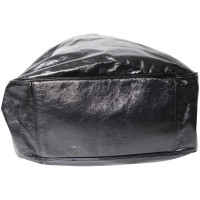 Yves Saint Laurent Handtasche aus Lackleder in Schwarz