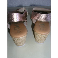 100% Capri Sandals Leather in Pink