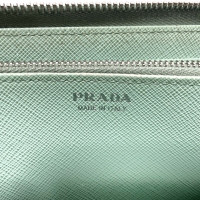 Prada Täschchen/Portemonnaie aus Leder in Grün