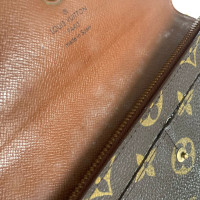 Louis Vuitton Täschchen/Portemonnaie aus Canvas in Braun