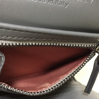 Stella McCartney Täschchen/Portemonnaie aus Leder in Grau