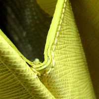 Prada Umhängetasche aus Leder in Gelb